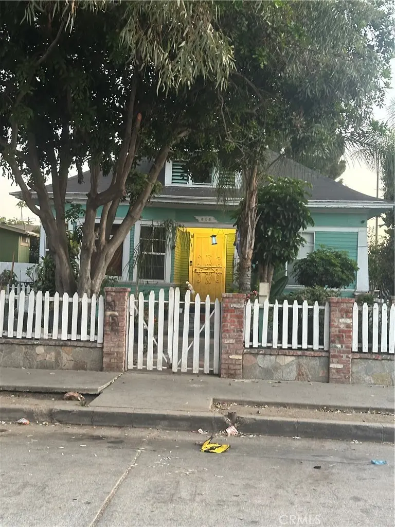 Single Family Residence for sale at 516 E 23rd, Los Angeles, CA featuring 2 beds and 1 bath