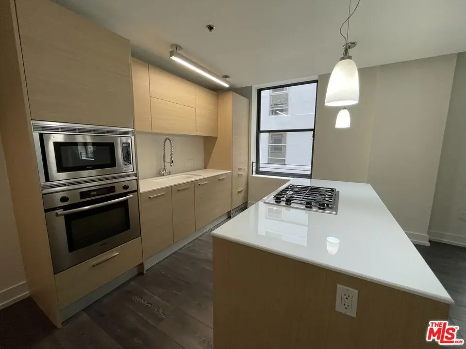 Condominium for rent at 727 W 7th Street 924, Los Angeles, CA featuring 1 bed and 1 bath