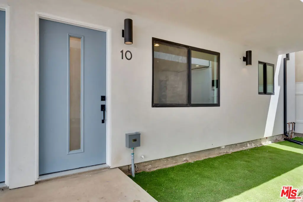 Condominium for rent at 926 N Spaulding Avenue 10, West Hollywood, CA featuring 1 bed and 2 baths