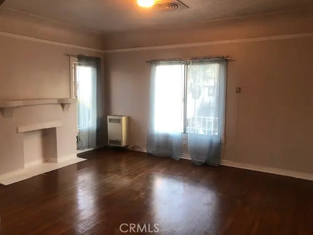 Residential Lease for rent at 115 E 12th 4, Long Beach, Los Angeles County, CA featuring 1 bed and 1 bath