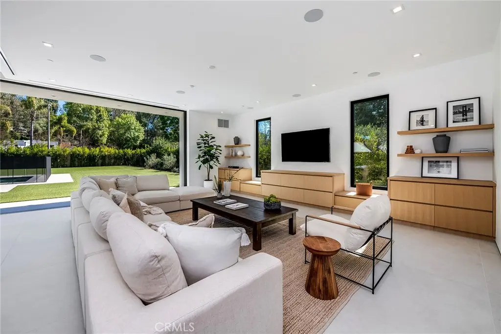 4930 Palomar Drive, Tarzana, CA — listing photo 1