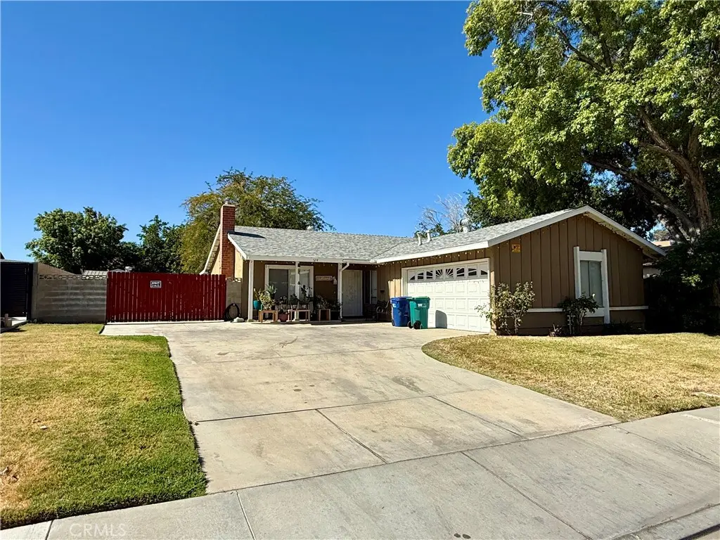 Residential Lease for rent at 724 E Avenue J4, Lancaster, Los Angeles County, CA featuring 3 beds and 2 baths