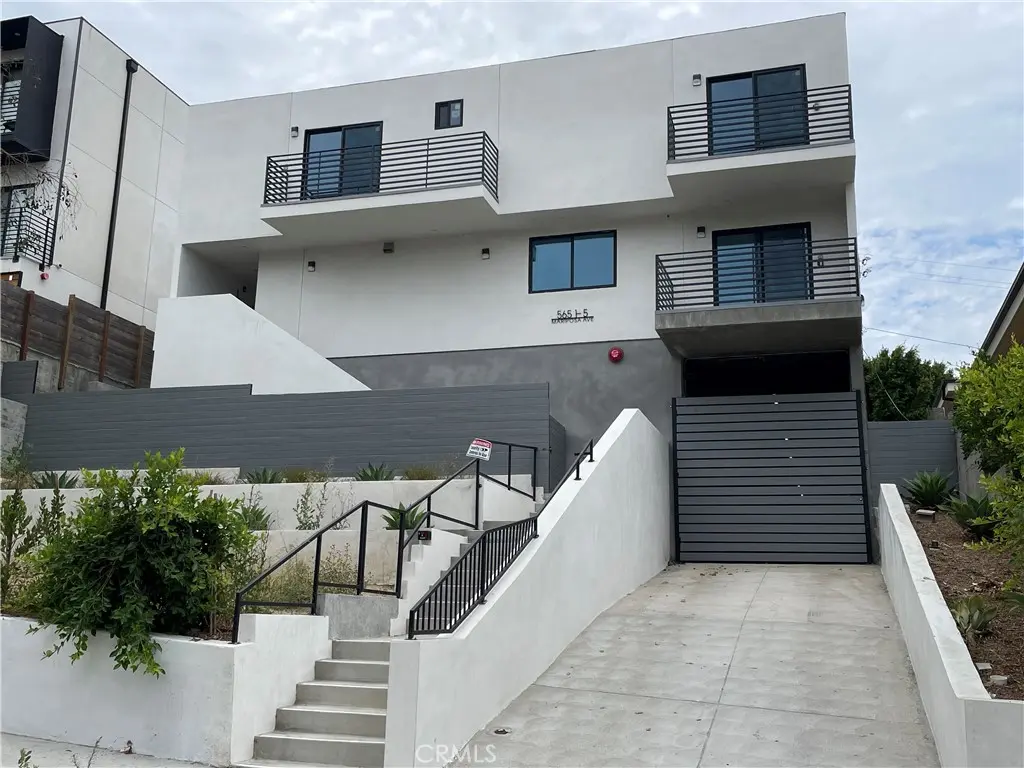 Residential Lease for rent at 565 N Mariposa B, Los Angeles, Los Angeles County, CA featuring 4 beds and 3 baths