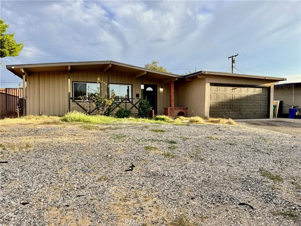 734 Woodgate, Lancaster, CA — listing photo 1