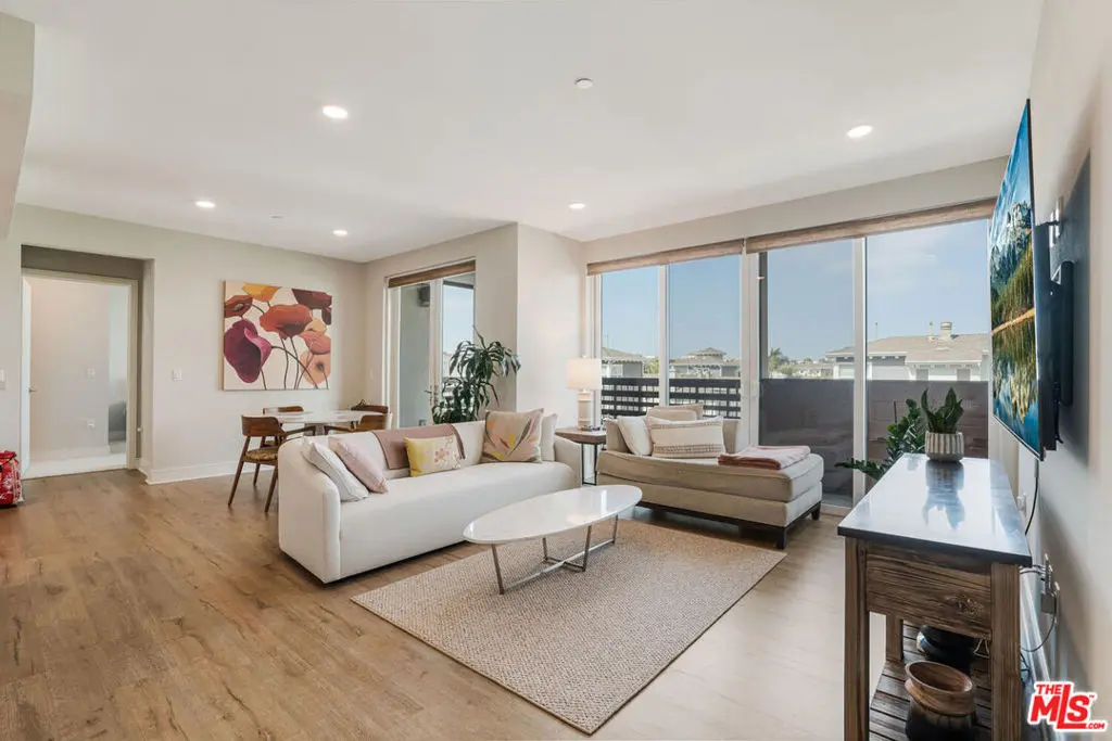 Residential Lease for rent at 6030 Seabluff Drive 423, Los Angeles, Los Angeles County, CA featuring 3 beds and 2 baths