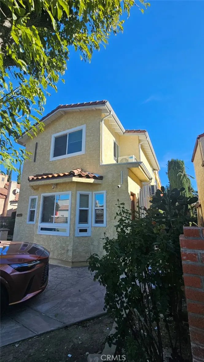 Residential Lease for rent at 6920 1/2 Loma Verde, Los Angeles, Los Angeles County, CA featuring 3 beds and 3 baths