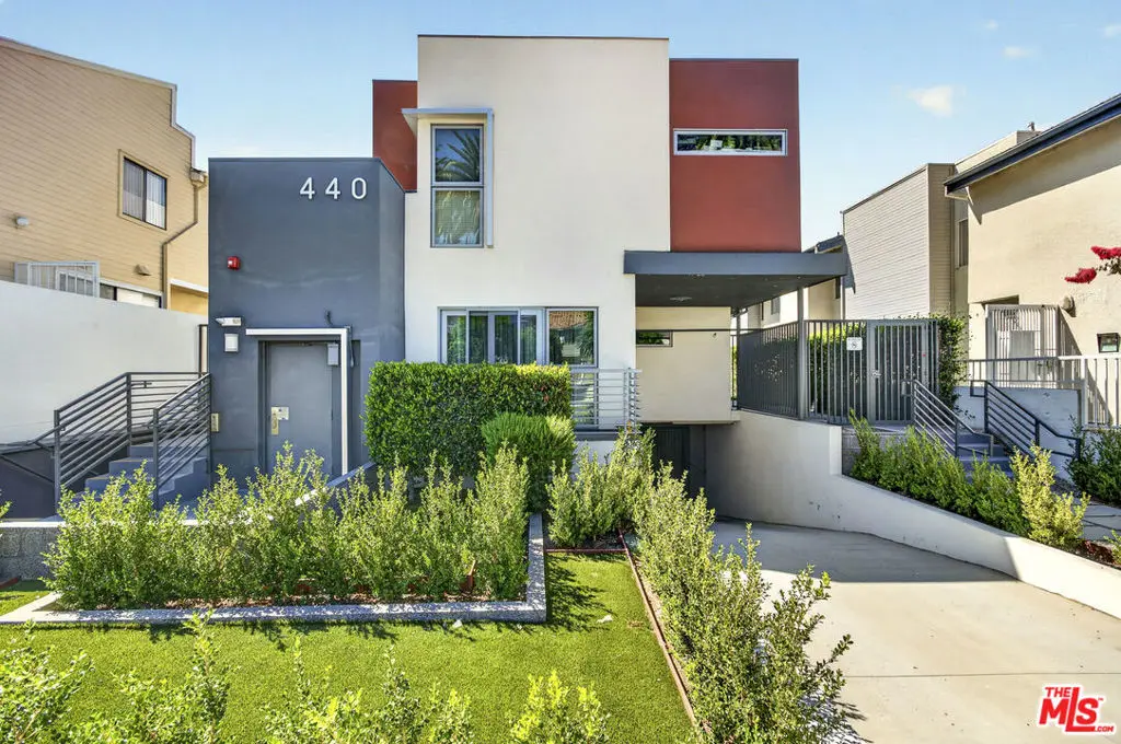 Residential Lease for rent at 440 Palm Drive 4, Glendale, Los Angeles County, CA featuring 3 beds and 3 baths