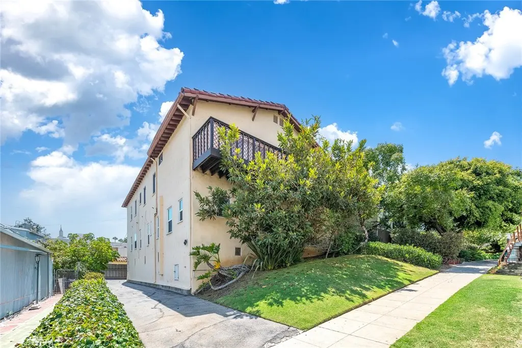 Apartment for sale at 10706 Ohio, Los Angeles, CA