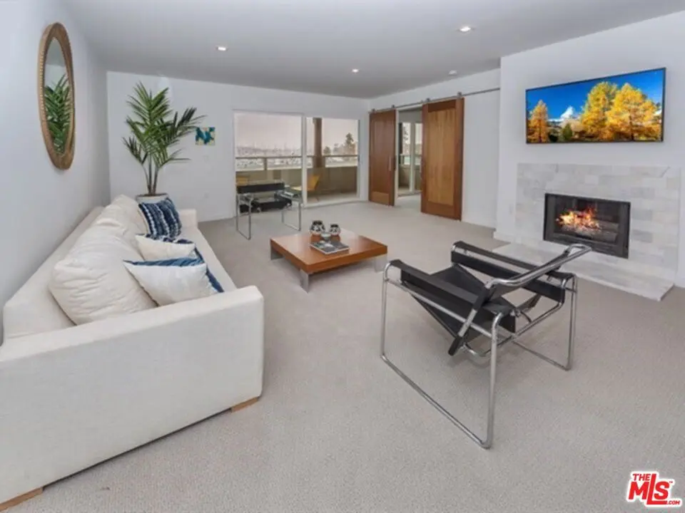 Residential Lease for rent at 4300 Via Dolce 214, Los Angeles, Los Angeles County, CA featuring 2 beds and 2 baths