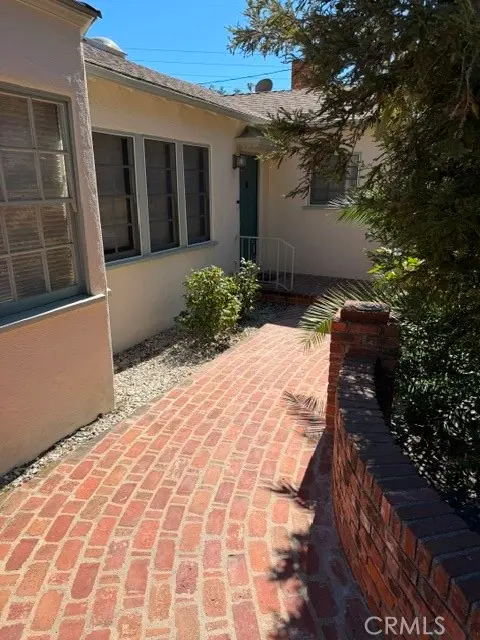 Residential Lease for rent at 1824 Oakwood Avenue, Glendale, Los Angeles County, CA featuring 2 beds and 3 baths