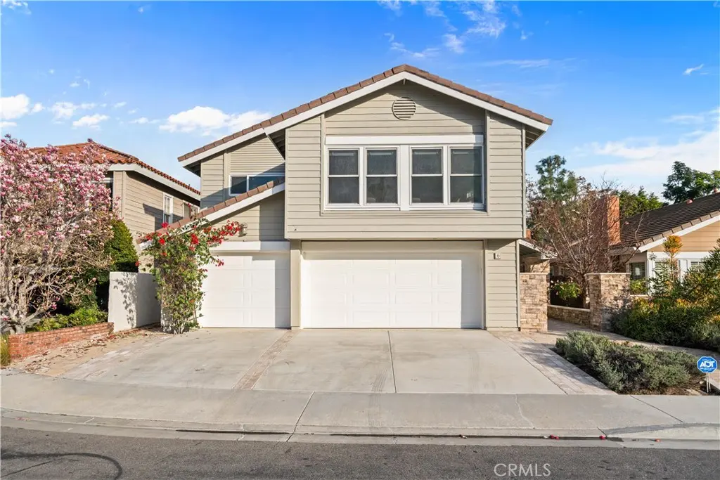 Single Family Residence for rent at 6 Ribera, Irvine, CA featuring 5 beds and 5 baths