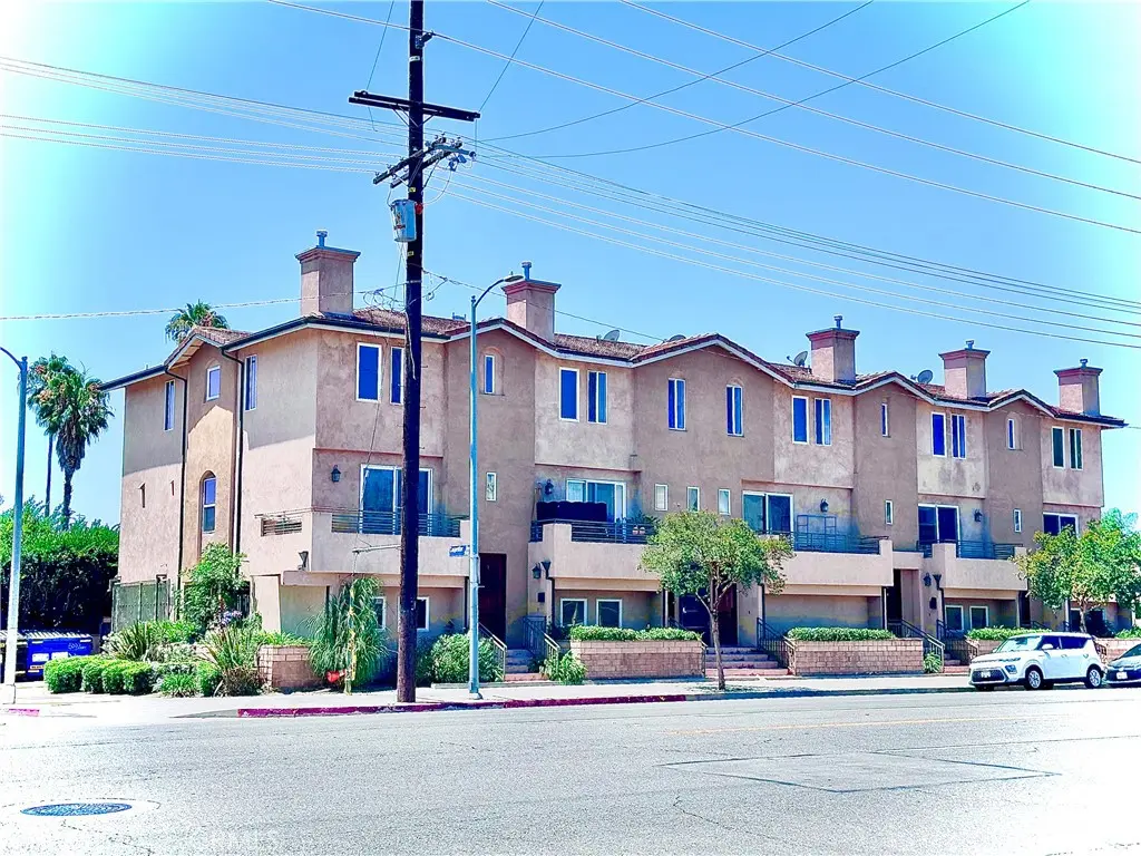 5555 Carpenter 4, Valley Village, CA — listing photo 1