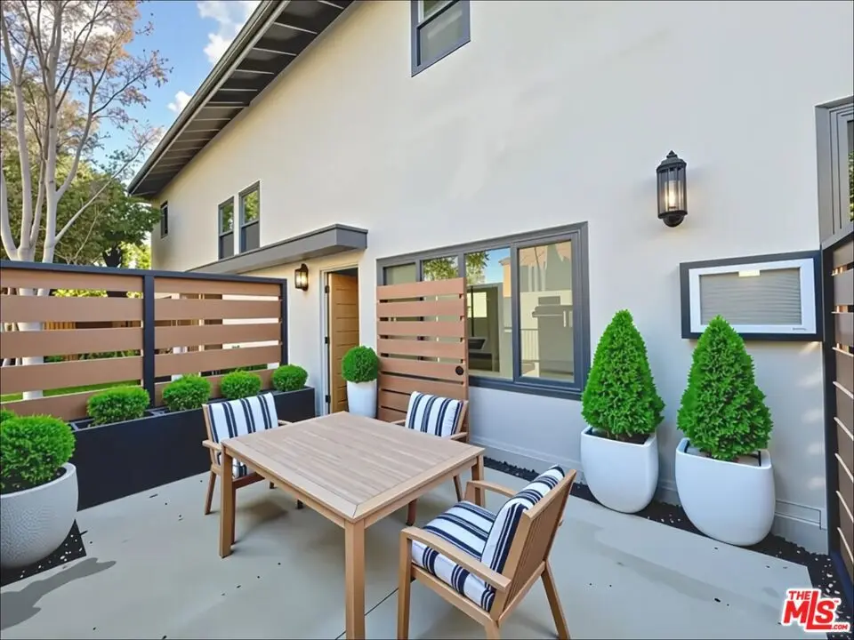 901 S Barrington Avenue, Los Angeles, CA — listing photo 1