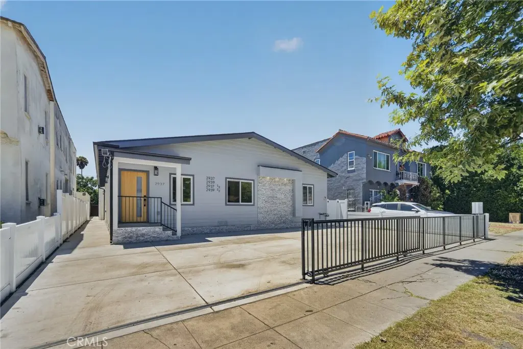 Residential Lease for rent at 2937 10th Avenue, Los Angeles, Los Angeles County, CA featuring 3 beds and 3 baths