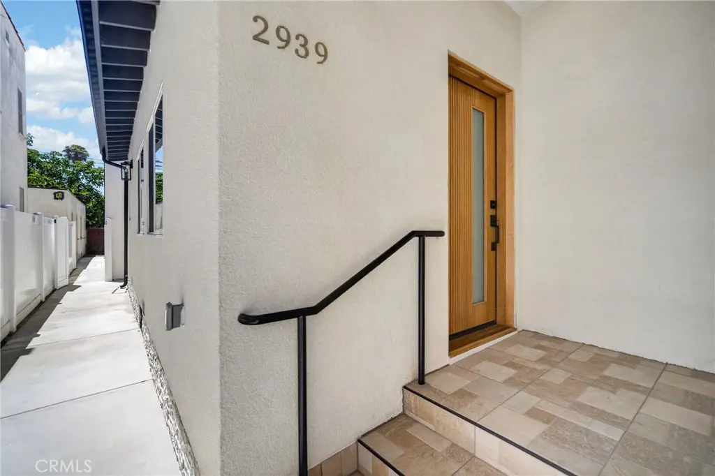 Residential Lease for rent at 2939 10th Avenue, Los Angeles, Los Angeles County, CA featuring 3 beds and 3 baths