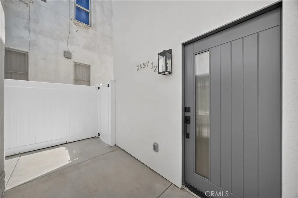 Residential Lease for rent at 2937 1/2 10th Avenue, Los Angeles, Los Angeles County, CA featuring 3 beds and 3 baths