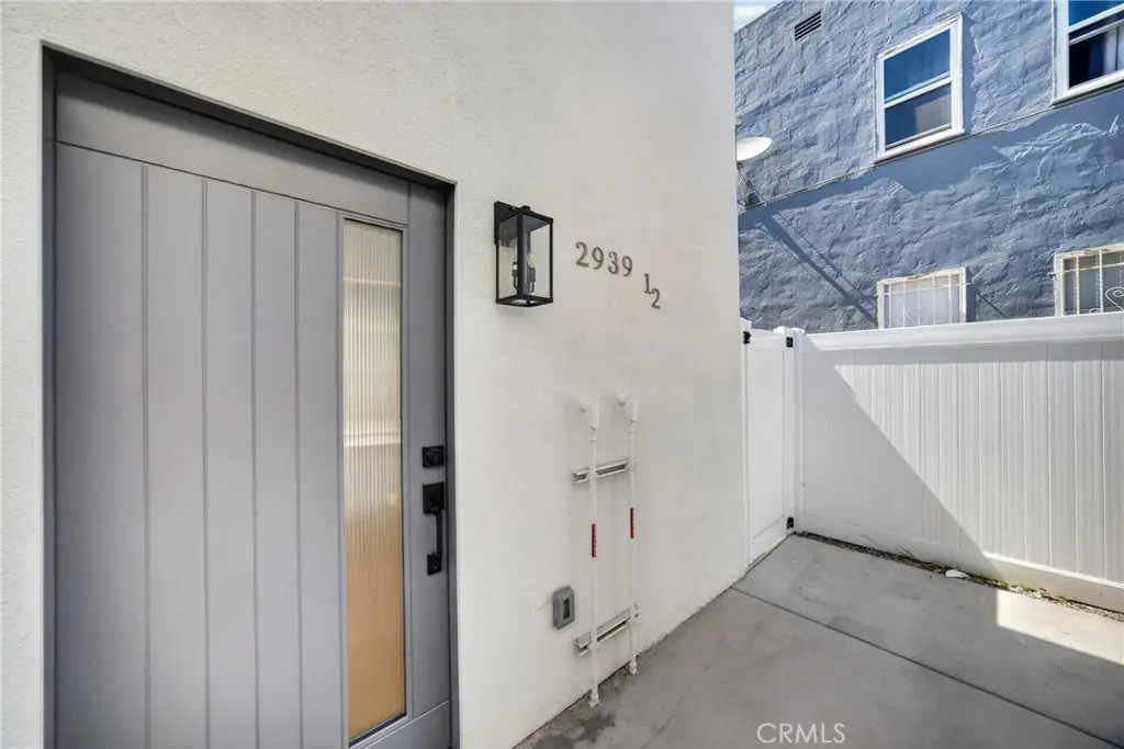 Residential Lease for rent at 2939 1/2 10th Avenue, Los Angeles, Los Angeles County, CA featuring 3 beds and 3 baths
