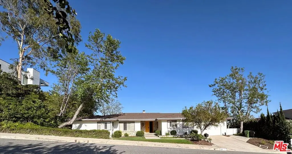 Residential Lease for rent at 1212 Roberto Lane, Los Angeles, Los Angeles County, CA featuring 3 beds and 3 baths