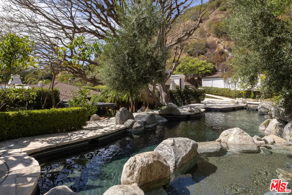 Single Family Residence for rent at 9507 Heather Road, Los Angeles, CA featuring 5 beds and 7 baths