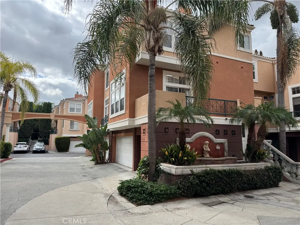 Condominium for rent at 1 Cuzzano Aisle, Irvine, CA featuring 2 beds and 3 baths