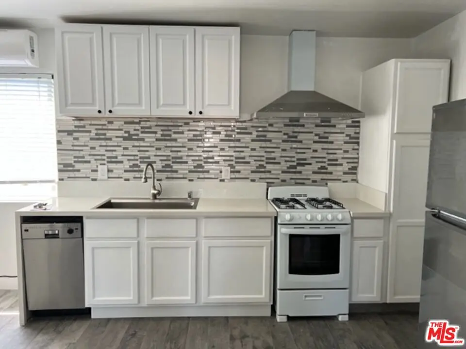 Residential Lease for rent at 3568 S Budlong Avenue 5, Los Angeles, Los Angeles County, CA featuring 2 beds and 1 bath
