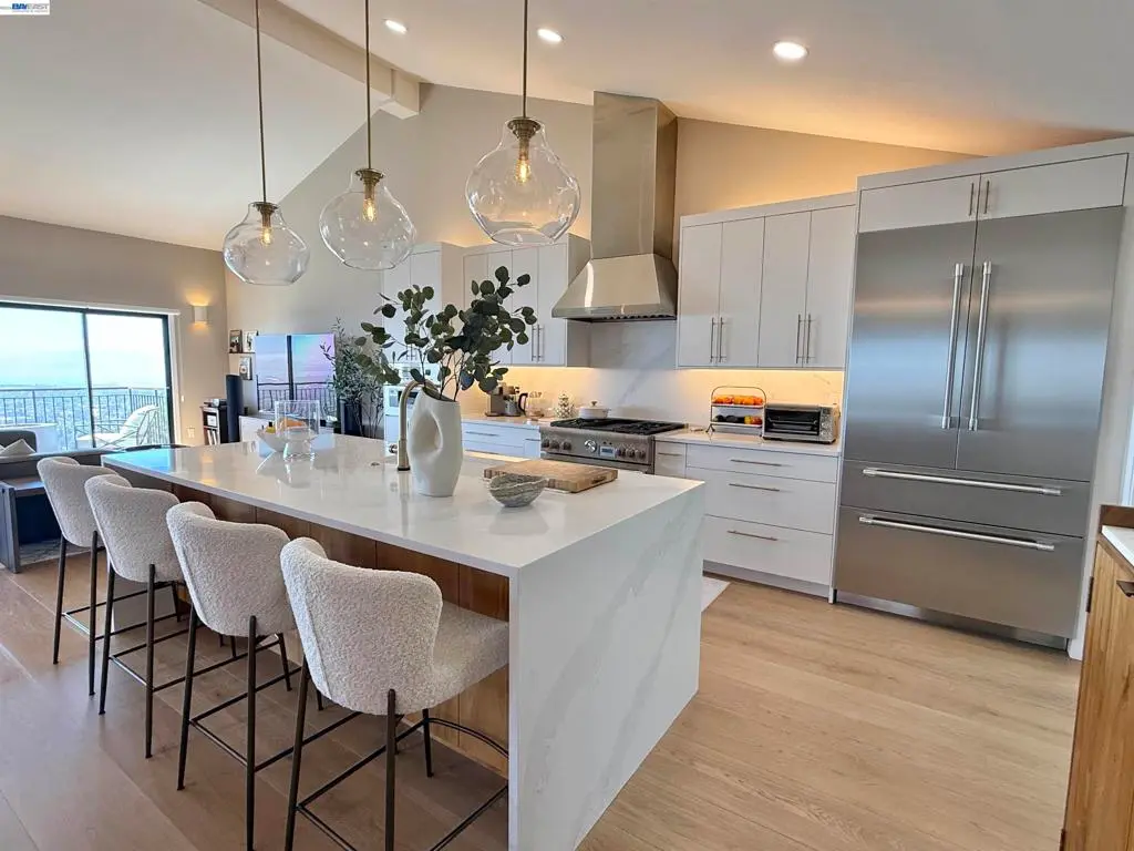Townhouse for rent at 8 Starview Dr, Oakland, CA featuring 2 beds and 3 baths