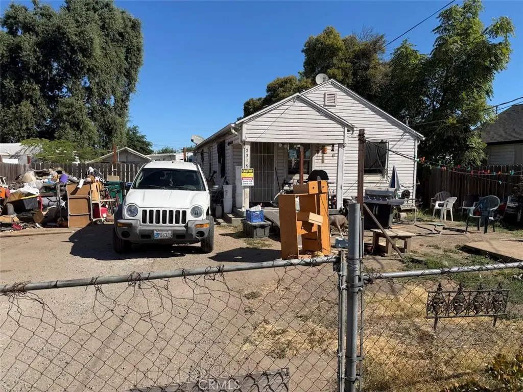 Single Family Residence for sale at 2519 E Lindsay Street, Stockton, CA featuring 2 beds and 1 bath