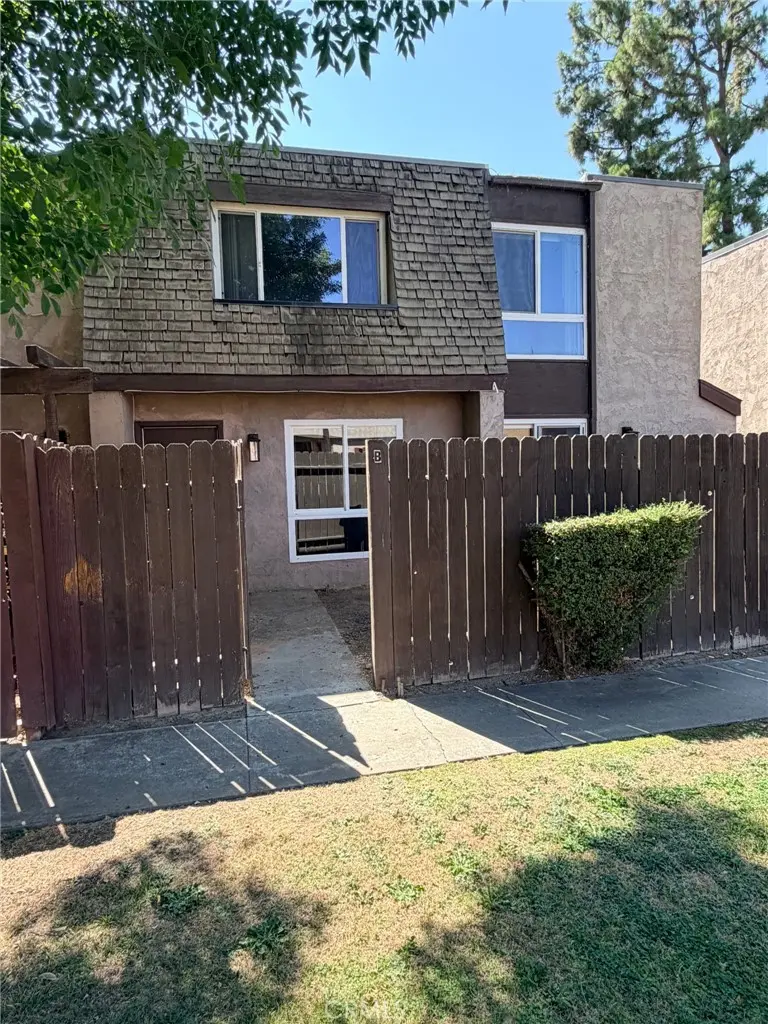 2200 Cedro Court B, Bakersfield, CA — listing photo 1