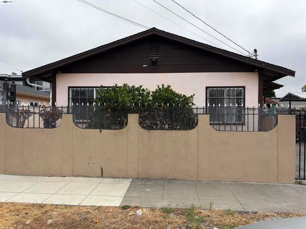 Single Family Residence for sale at 9024 Olive St, Oakland, CA featuring 3 beds and 1 bath
