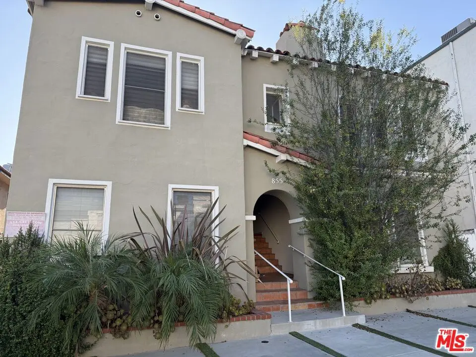 Residential Lease for rent at 855 S Shenandoah Street 2, Los Angeles, Los Angeles County, CA featuring 2 beds and 1 bath