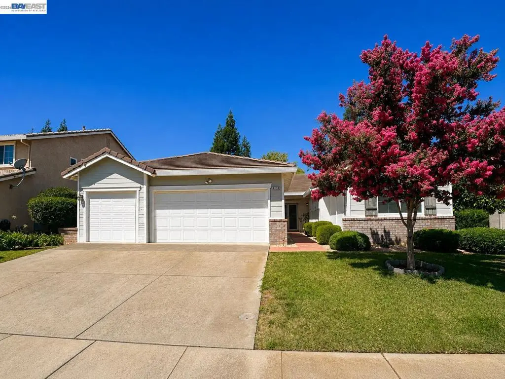 Single Family Residence for sale at 9736 Dynasty Way, Elk Grove, CA featuring 4 beds and 2 baths
