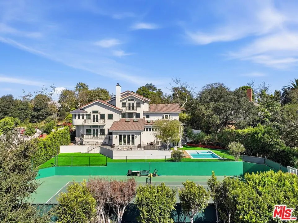 Residential Lease for rent at 1027 Ravoli Drive, Los Angeles, Los Angeles County, CA featuring 6 beds and 7 baths