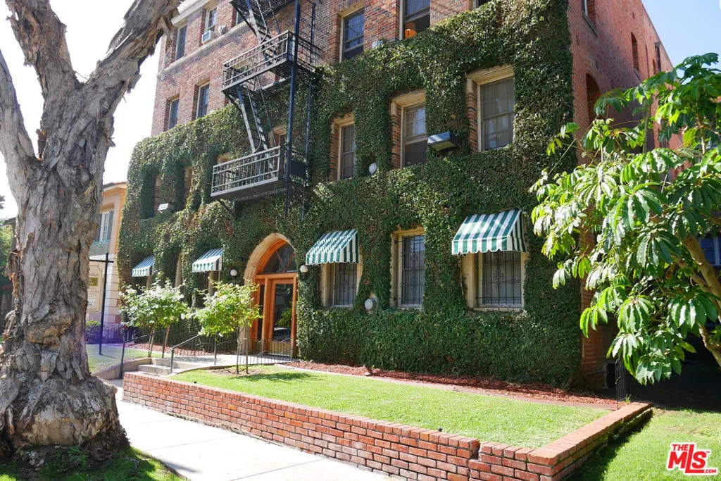 Residential Lease for rent at 611 S Cloverdale Avenue 308, Los Angeles, Los Angeles County, CA featuring 1 bed and 1 bath