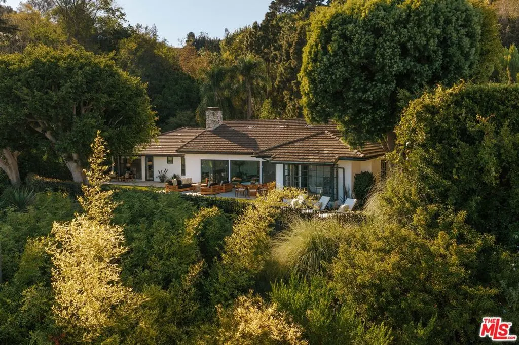 Single Family Residence for rent at 10122 Sunbrook Drive, Los Angeles, CA featuring 4 beds and 4 baths