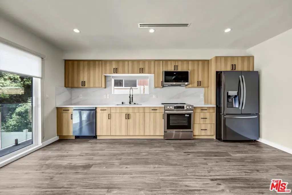 Residential Lease for rent at 1305 N Sycamore 1/4, Los Angeles, Los Angeles County, CA featuring 1 bed and 1 bath