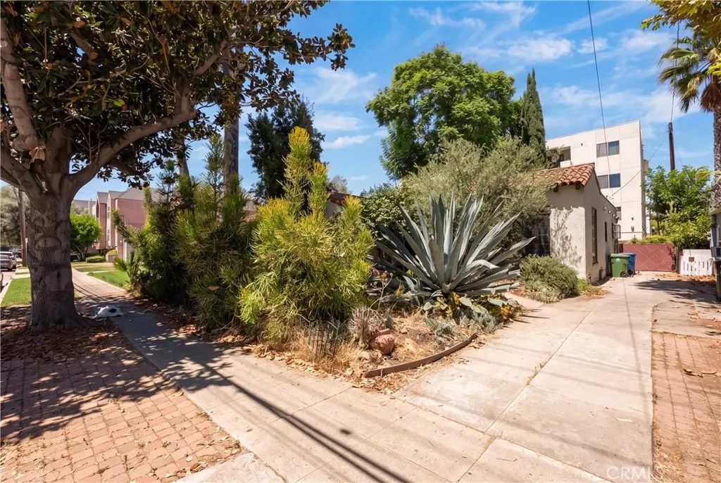 11209 La Maida, North Hollywood, CA — listing photo 1