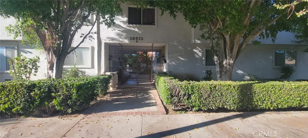 18611 Collins Street E 33, Tarzana, CA — listing photo 1