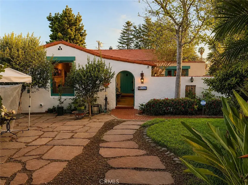 Residential Lease for rent at 1424 E Mountain, Glendale, Los Angeles County, CA featuring 3 beds and 3 baths