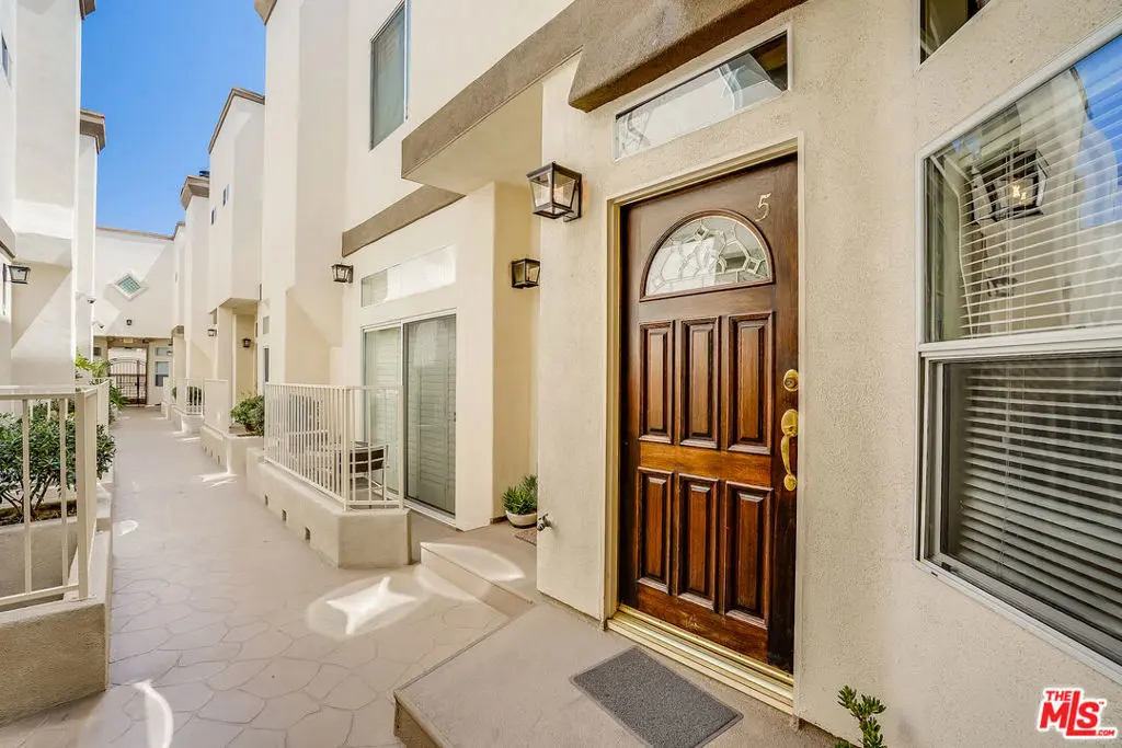 Residential Lease for rent at 4520 Fulton Avenue 5, Los Angeles, Los Angeles County, CA featuring 3 beds and 3 baths