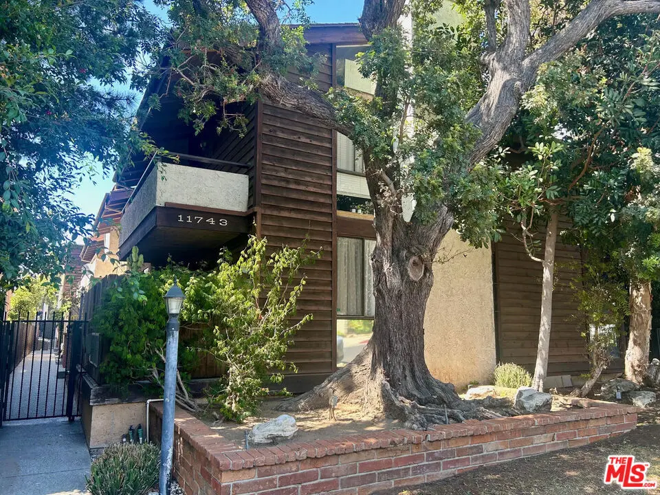 Residential Lease for rent at 11743 DARLINGTON Avenue 9, Los Angeles, Los Angeles County, CA featuring 1 bed and 1 bath