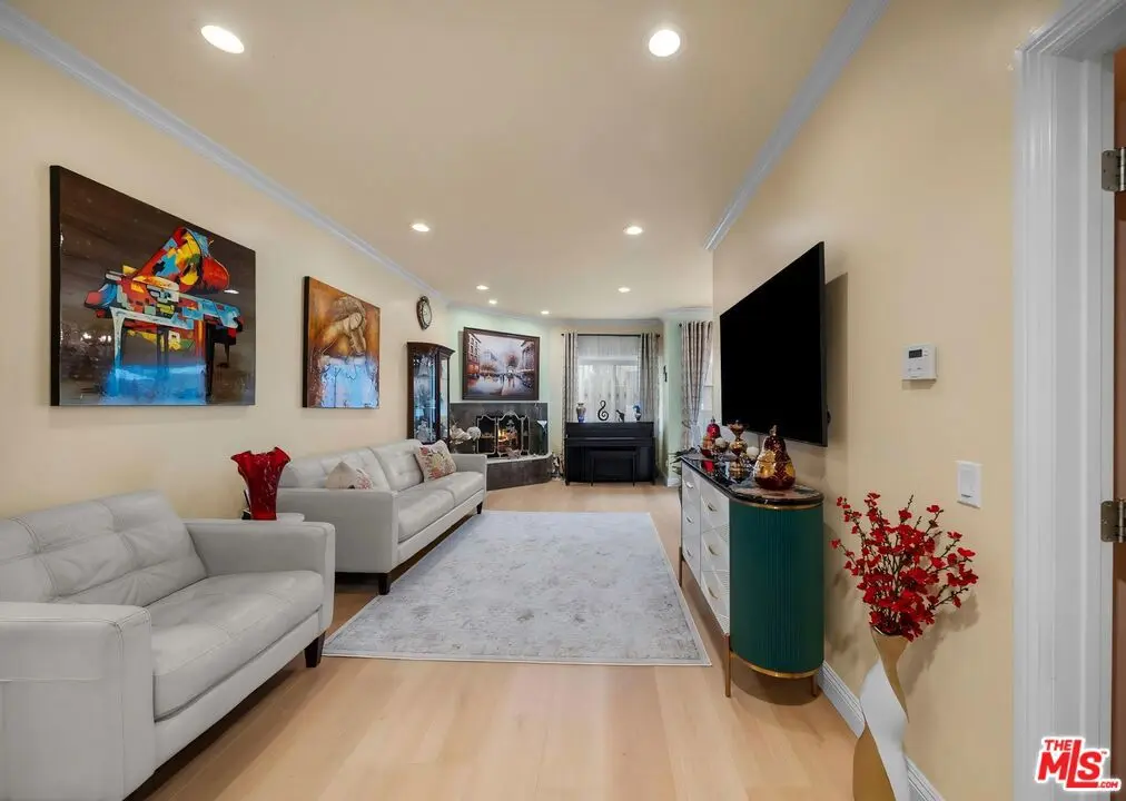 17914 Magnolia Boulevard 130, Encino, CA — listing photo 1