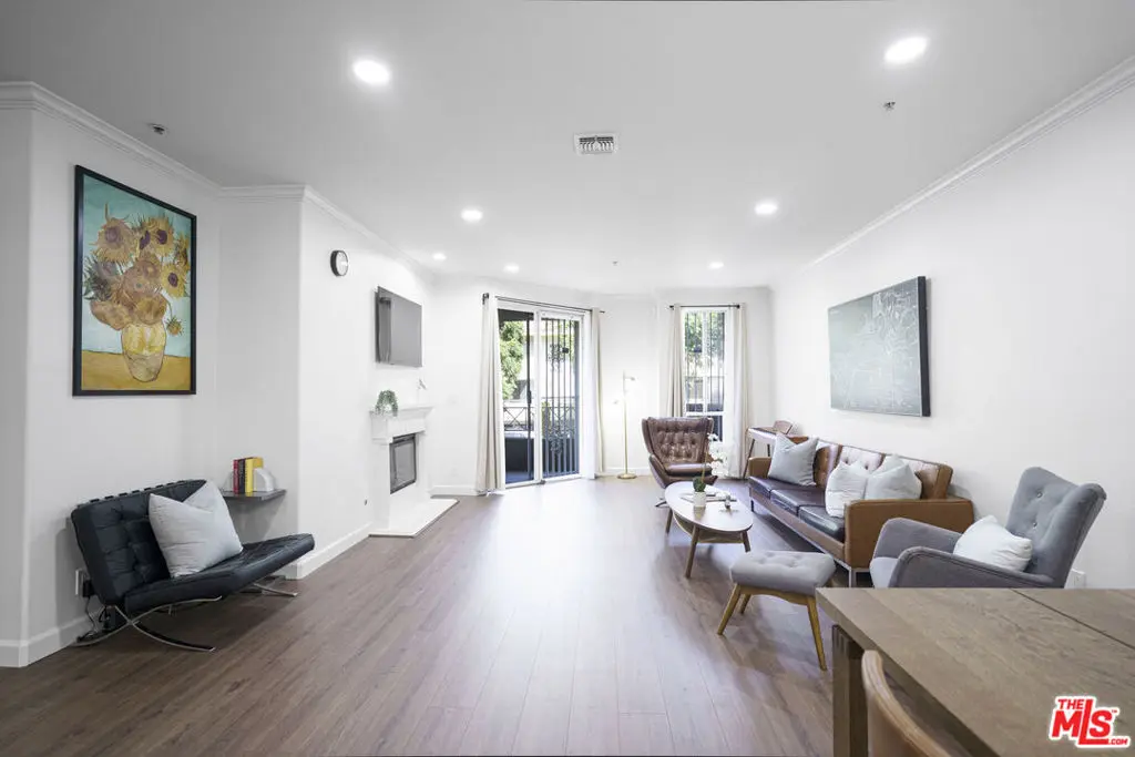 Condominium for sale at 333 Westminster Avenue 104, Los Angeles, CA featuring 2 beds and 3 baths