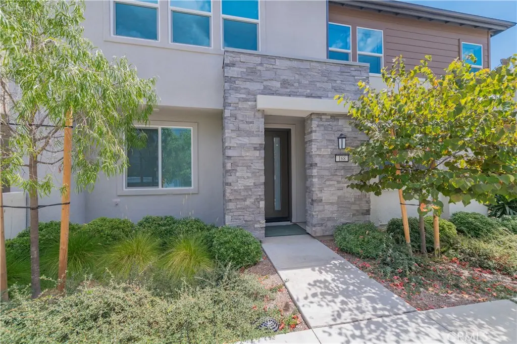 Single Family Residence for rent at 168 Sash, Irvine, CA featuring 4 beds and 3 baths