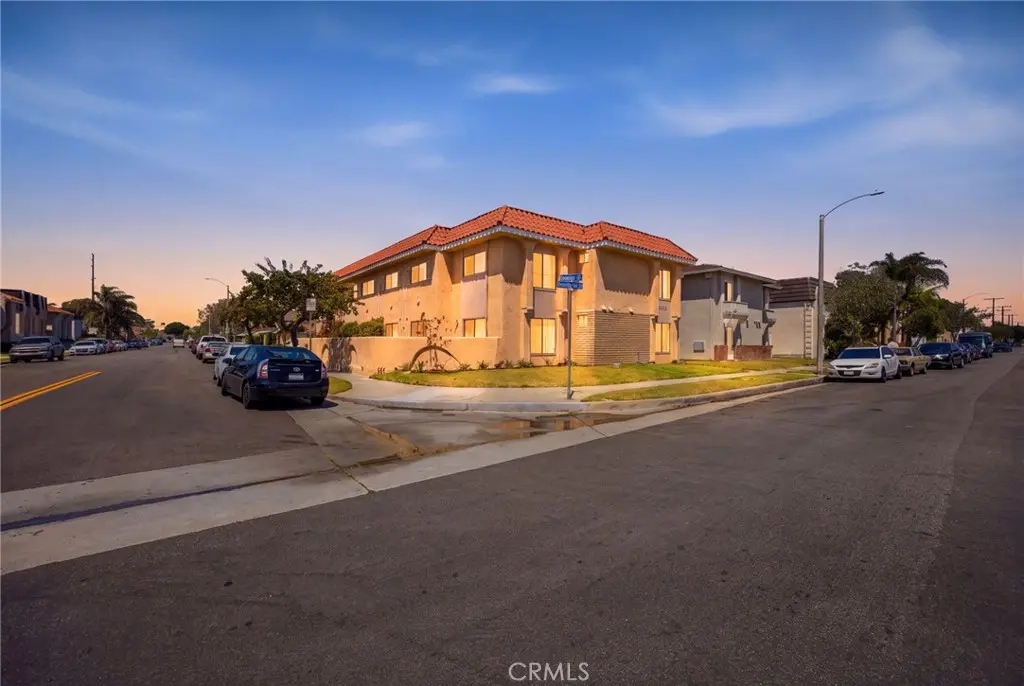 Quadruplex for sale at 1501 Huntington Street, Huntington Beach, CA