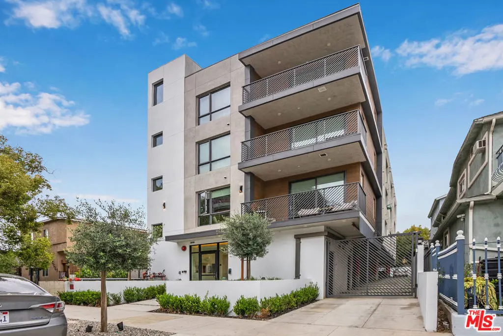 Residential Lease for rent at 5657 Virginia Avenue 303, Los Angeles, Los Angeles County, CA featuring 3 beds and 3 baths
