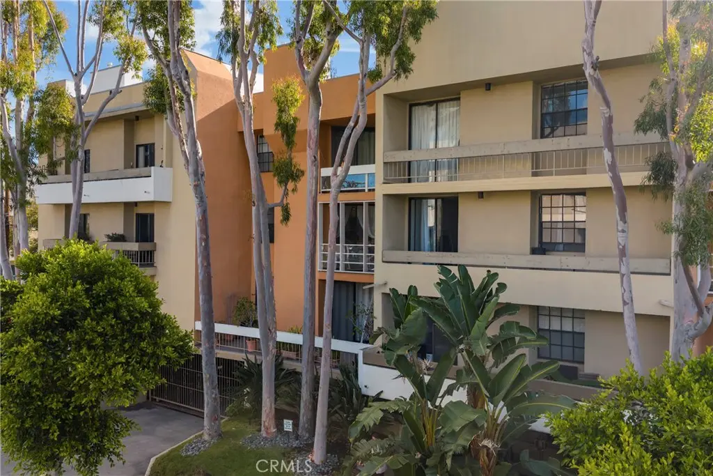 Condominium for sale at 740 N Kings Road 208, Los Angeles, CA featuring 1 bed and 1 bath