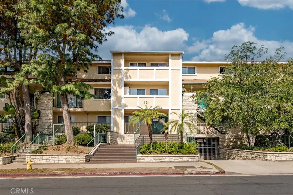 Residential Lease for rent at 121 Sinclair Avenue 107, Glendale, Los Angeles County, CA featuring 2 beds and 2 baths