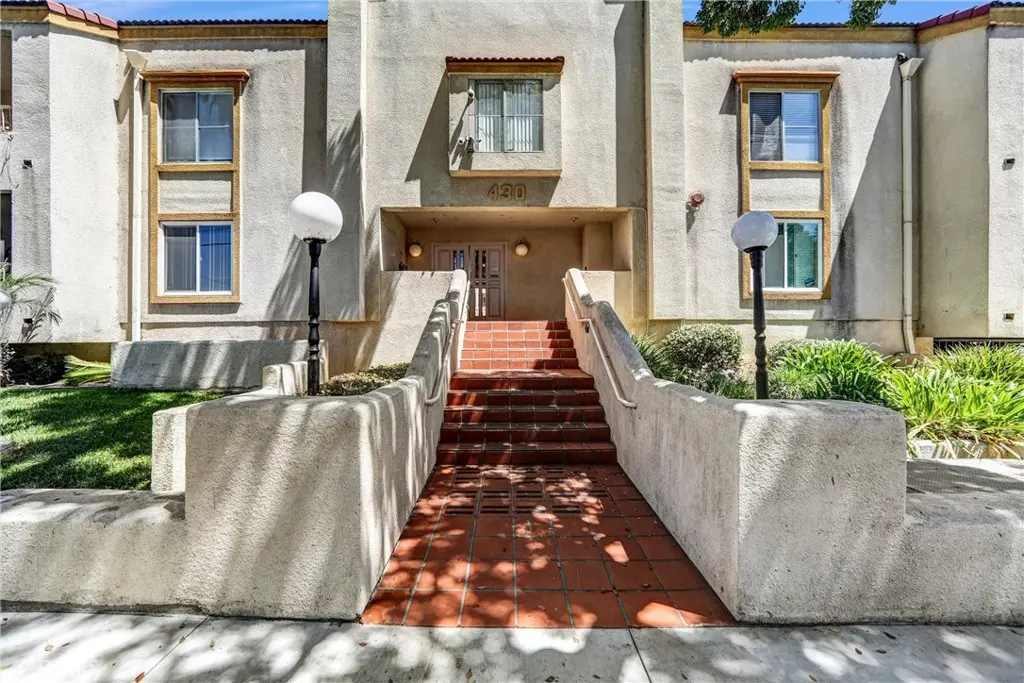 430 N Holliston 104, Pasadena, CA — listing photo 1