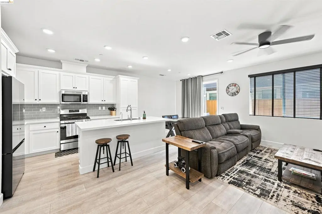 Single Family Residence for sale at 59 Autumn Ln, Pittsburg, CA featuring 3 beds and 3 baths