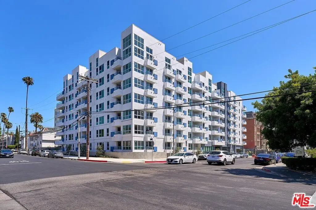 Residential Lease for rent at 510 S Oxford Avenue 204, Los Angeles, Los Angeles County, CA featuring 2 beds and 2 baths